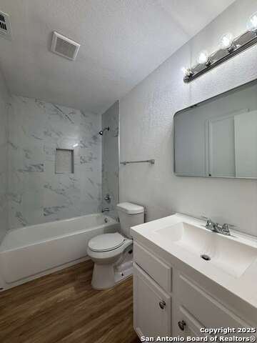 Image 8 of 15 For 5526 Green Grove