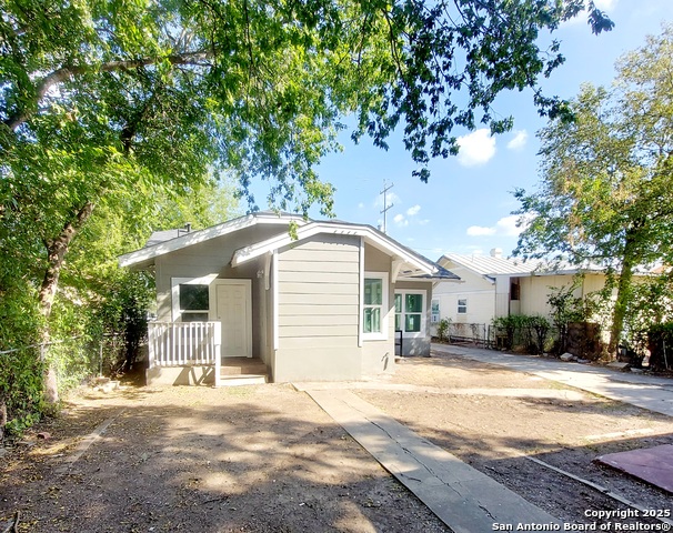 Image 27 of 30 For 2710 Houston St E