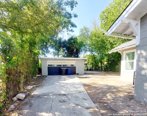 Image 28 of 30 For 2710 Houston St E