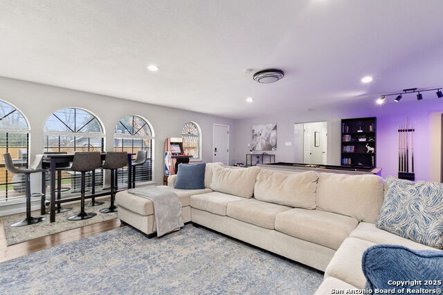 Image 17 of 25 For 607 Redcliff