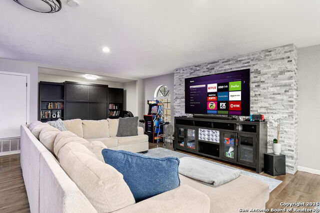 Image 3 of 25 For 607 Redcliff