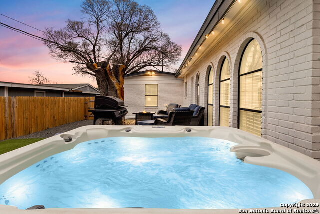 Image 4 of 25 For 607 Redcliff