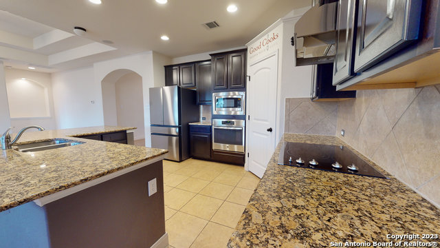 Listing photo id 17 for 632 Perugia  