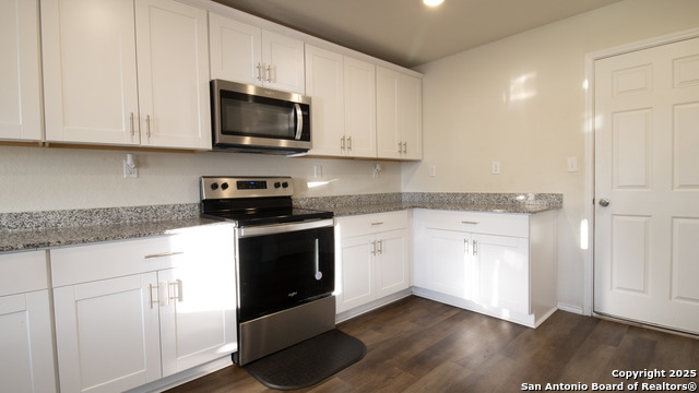 Listing photo id 4 for 5819 Rolling Glen E