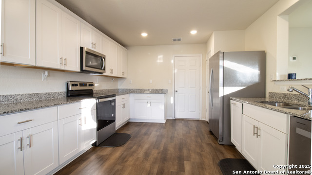 Listing photo id 7 for 5819 Rolling Glen E