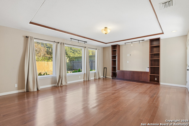 Image 10 of 35 For 415 Calumet