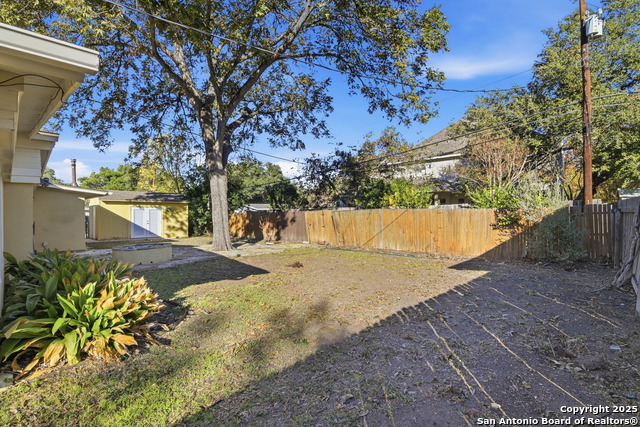 Image 32 of 35 For 415 Calumet