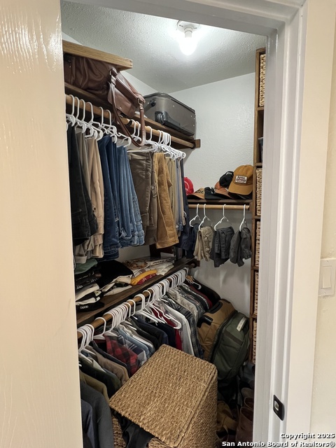 Image 24 of 38 For 15611 Knollhollow