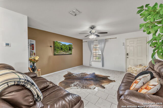 Listing photo id 2 for 6807 Treselle Ln