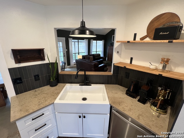 Image 10 of 38 For 15611 Knollhollow