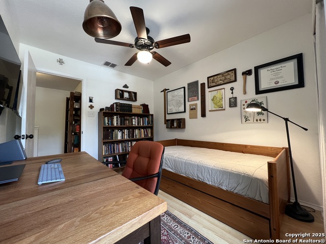 Image 26 of 38 For 15611 Knollhollow