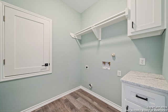 Image 17 of 35 For 402 Oak Drive