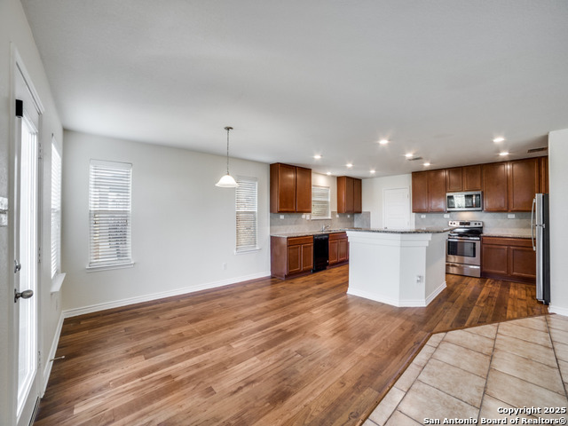 Image 13 of 37 For 1306 Hummingbird