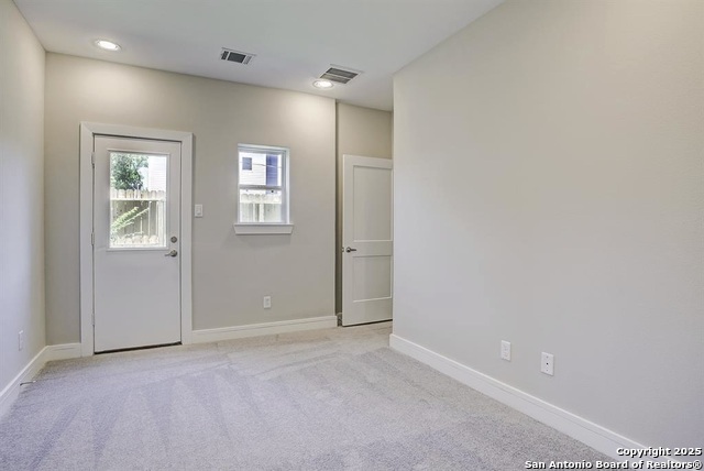 Listing photo id 12 for 2502 Hadley St