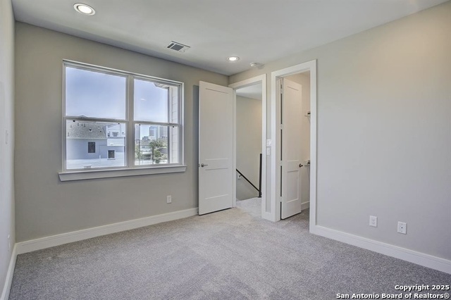 Listing photo id 13 for 2502 Hadley St