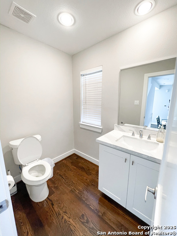 Listing photo id 17 for 2502 Hadley St