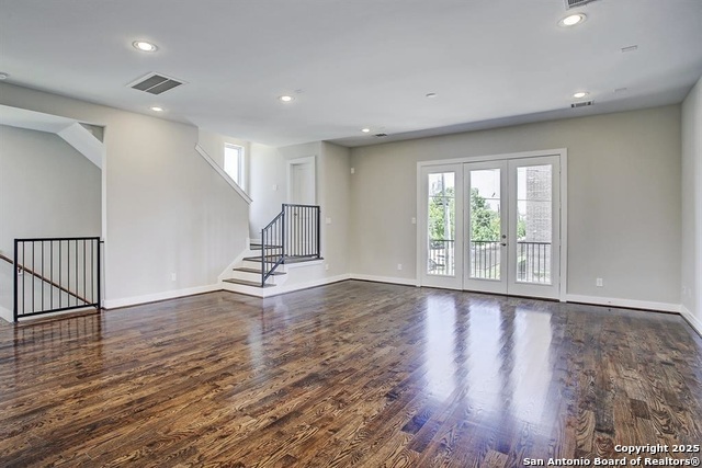 Listing photo id 2 for 2502 Hadley St