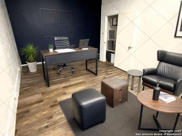 Listing photo id 9 for 6617 Flores S