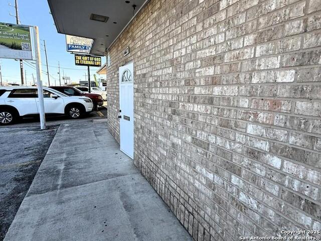 Listing photo id 6 for 6617 Flores S