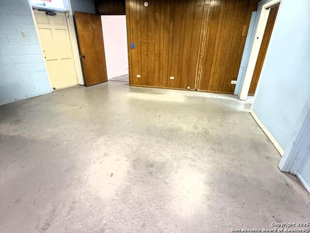 Listing photo id 11 for 6615 Flores S