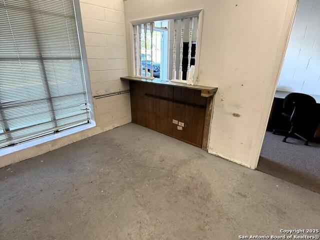 Listing photo id 6 for 6615 Flores S