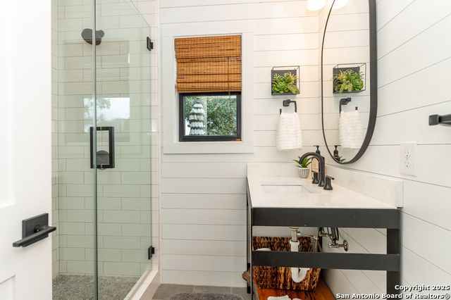 Listing photo id 13 for 15600 Ranch Road 12