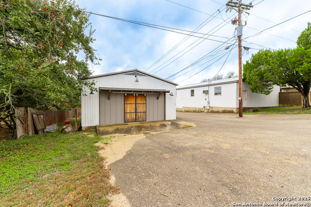 Listing photo id 48 for 15600 Ranch Road 12