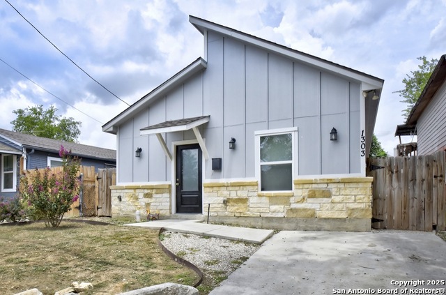 Image 2 of 34 For 1303 Lombrano St