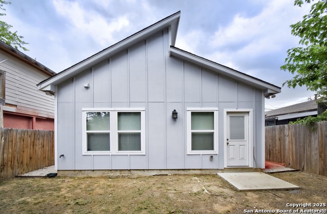 Image 23 of 34 For 1303 Lombrano St