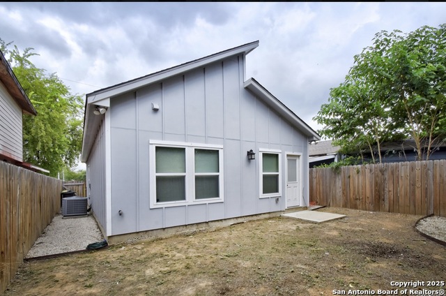 Image 24 of 34 For 1303 Lombrano St