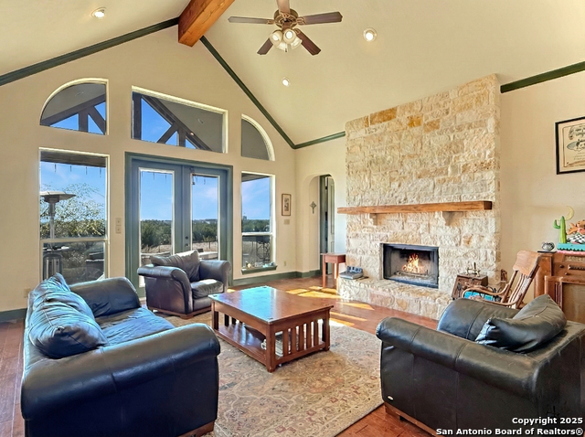 Listing photo id 2 for 425 Youngblood Trail