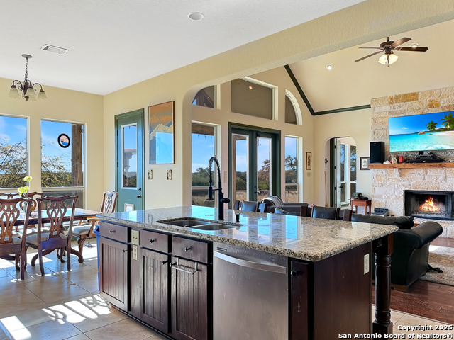 Listing photo id 3 for 425 Youngblood Trail