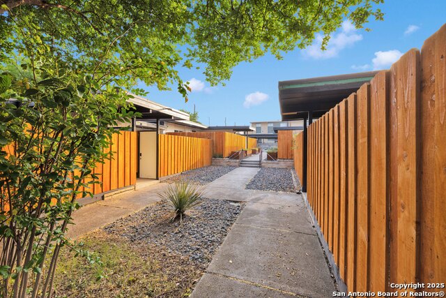 Image 3 of 14 For 600 Gentleman  4