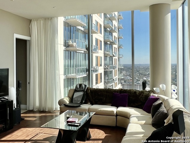 Image 4 of 16 For 610 E Market #2607