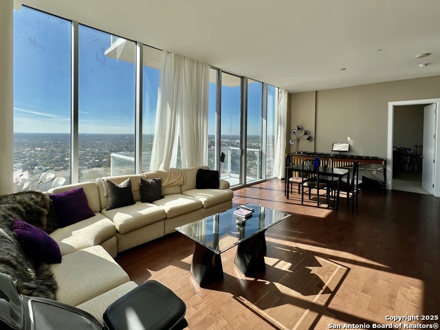 Image 5 of 16 For 610 E Market #2607