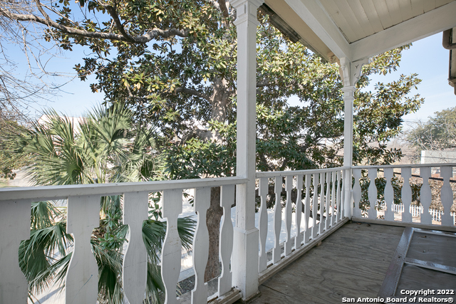 Image 3 of 19 For 822 Carson St E 2