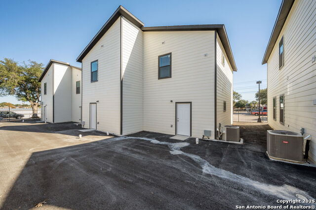 Image 15 of 17 For 8719 Wurzbach 301