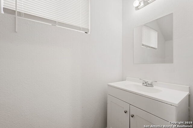 Image 7 of 17 For 8719 Wurzbach 301