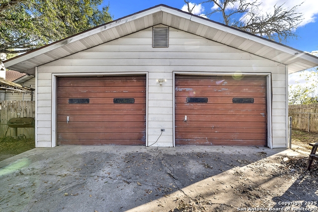 Image 10 of 44 For 612 Guadalupe E