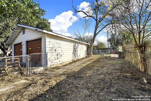 Image 11 of 44 For 612 Guadalupe E