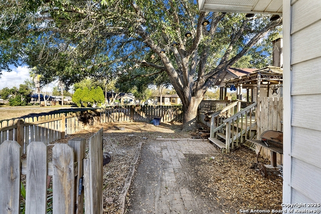 Image 12 of 44 For 612 Guadalupe E