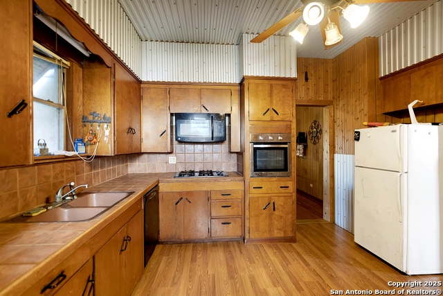 Image 21 of 44 For 612 Guadalupe E