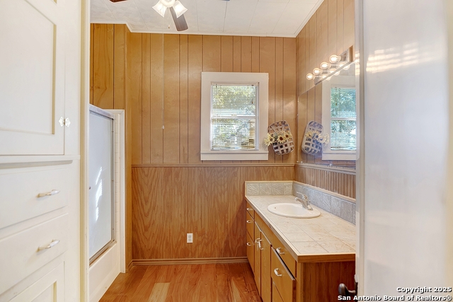 Image 28 of 44 For 612 Guadalupe E