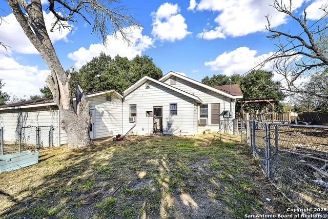 Image 37 of 44 For 612 Guadalupe E