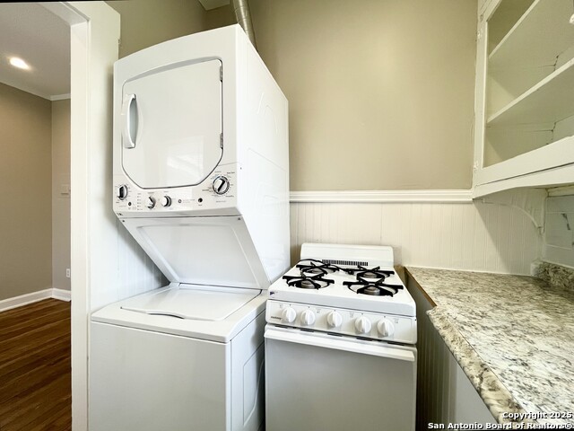 Image 12 of 23 For 411 Courtland Pl E 3