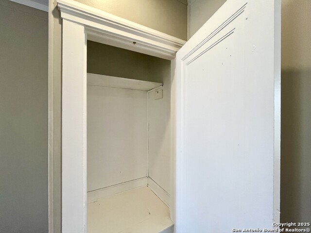 Image 17 of 23 For 411 Courtland Pl E 3