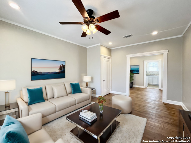 Image 2 of 23 For 411 Courtland Pl E 3