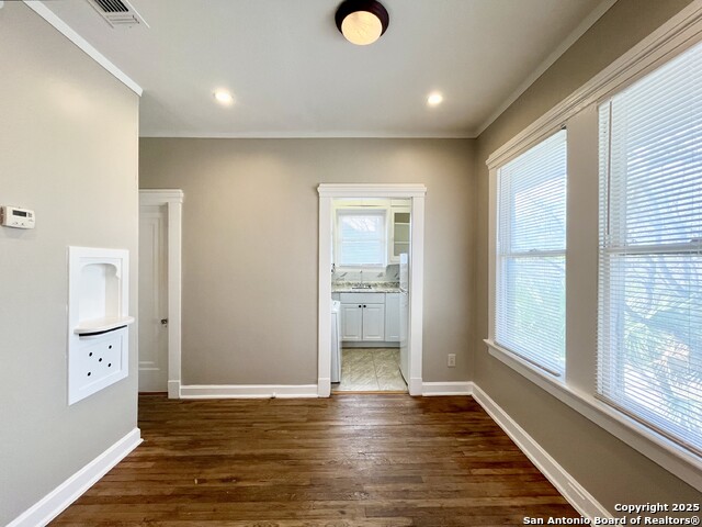 Image 9 of 23 For 411 Courtland Pl E 3