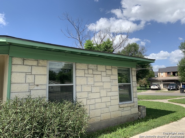 Listing photo id 0 for 111 Laddie Pl  A