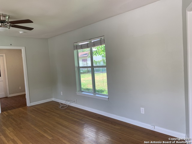 Listing photo id 2 for 111 Laddie Pl  A